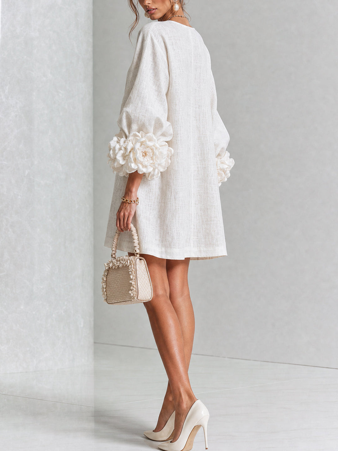 Anita | Mini vestido blanco con rosas en los puños