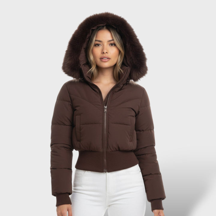 Chaqueta corta con capucha y piel sintética