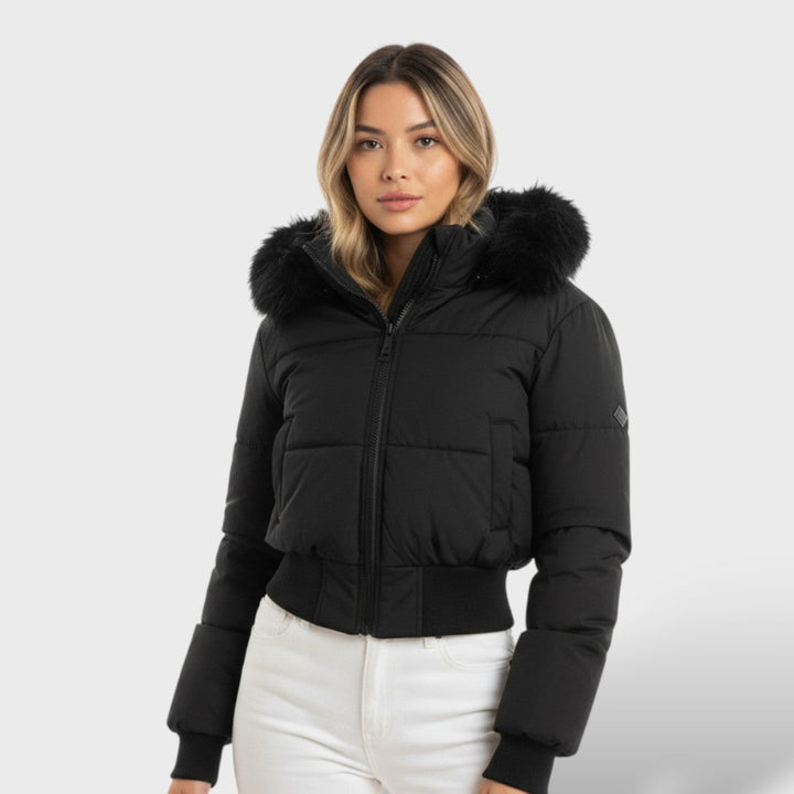 Chaqueta corta con capucha y piel sintética