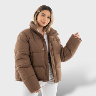 Chaqueta Corta Acolchada con Cuello Alto y Relleno de Plumón